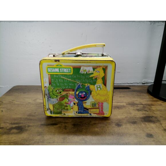 Vintage 1980 Sesame Street Metal Lunchbox, Bert, Ernie, Cookie Monster, Big Bird - Picture 2 of 8